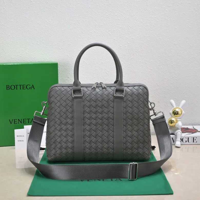 Ready-made BV new men's briefcases💼Different sizes and different styles of briefcases are suitable for any man. They can be matched with casual or formal wear🉑️A must-have choice for the workplace💼 ⚠️Original leather, original leather, using exquisite craftsmanship to weave different sizes on the leather🪡🪡 It presents a full sense of high-end, simple and unique design, will definitely make you grand and fashionable in the workplace Style number: 39*30.5*11, model number: 8814